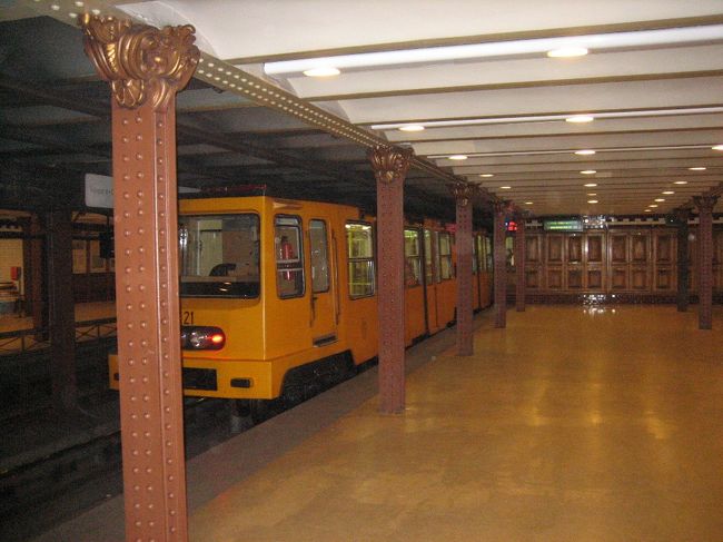 これがヨーロッパで二番目に古い地下鉄M1ラインに走っているかわいらしい地下鉄車両です。<br />これに乗って向かったのは、、、