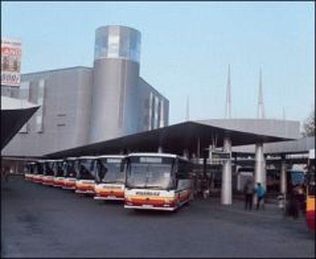 朝起きて、宿のオーナーに国鉄が動いてないか念のため聞いたが、やはり予定通りストライキは決行・・既に始まっていました。<br />昨晩、調べたバスの時間まで余裕があるけど、事前にバスチケットを購入するためにネプリゲート駅へ向かう。<br /><br />ネプリゲート国際線バスターミナル。 <br />ここは駅と隣接していて、ユーロラインのチケットが購入できます。<br /><br />でも、私が調べてたバス会社じゃなかった・・。<br />インフォメーションや周りの人に尋ねてみたけど、昨日調べたバス会社のチケットデスクがみつからず・・<br />尋ねた人達から「あっちの公園の方じゃない？」と言われて移動したみたら、確かに周辺は市内用バス乗場があった。 <br />が、しかし・・東駅で見たような人達がたくさん居て<br />「どのバスに乗るんだ？俺が案内してやる」<br />「金くれ・・・」<br />「このタバコどうだ？買わないか？」等・・言い寄ってくる。<br /><br />もう怖くて、怖くて・・<br />なのに、バスチケットが入手できないので右往左往する羽目になった。親切に一緒になって探してくれた方も居たけどみつからなかった。<br />親切にしてくれた方が「お役に立てずごめん」と温かいコーヒーをくれた。私、本当はコーヒー飲めない。<br />だけど、2時間半も歩きまわり疲れてたし、喉も乾いてたので、頂いたコーヒーに口を付けたみた。<br />そしたら、コーヒーの味より、温かさで涙がボロボロ・・<br /><br />何度もタライ回しにされたこと、公園で怖い思いをしたこと、１人だということ・・念願のプラハへ早く行きたい焦り・・ <br />自分の無力さをここで痛感させられ、悔しいのと、どうして良いのかわからなくて、ターミナルのベンチでしばらく泣き続けました。<br /><br />少し落ち着いて、宿のオーナーに電話をしてみたら・・「プラハ行きのバスをみつけたから、一緒にチケット買いに行こう！」 と言ってくださり、何とかなりましたが・・・<br />出発が明朝6時となり、急遽ブダペストにもう1泊することになりました・・。<br />