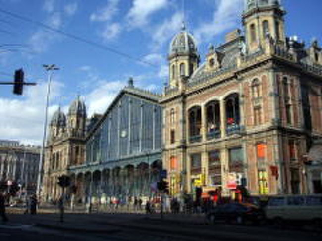 翌日になってしまったけど、無事にプラハ行きのバスチケットを手に入れて一安心。<br />でも、プラハのホテル1泊分損した〜！！<br />ストライキ恐るべしです。<br /><br />気を取り直して、またブダペストの中心地へ戻り。<br />遅めのランチをするために、ブダペスト西駅へ行きました。<br />