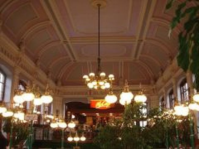 世界一美しいと言われるマクドナルド〜！ <br />ディズニーランドみたい。<br /><br />ちなみに、チキンサンドを食べましたが、味は日本のマックと大差ありませんでした。