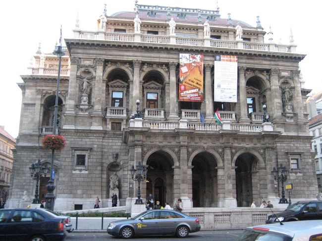 国立オペラ劇場です。<br />特別何も考えていなかったのですが、カウンターでだめもとで聞いてみると、一番安い席が開いていたので急きょオペラ観劇と行きました。チケットは日本円で千円もしないくらいでした。<br />この日の演目はマダムバタフライです。