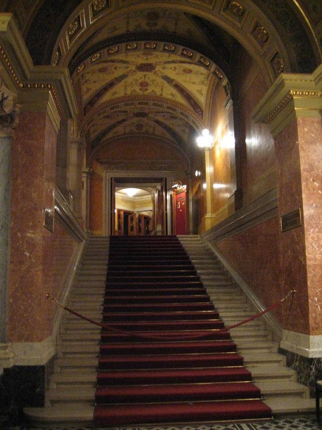 由緒ありそうな階段です。<br />我々は一番安い席だったので、この階段を上がるのではなく、横の入り口から階段をひーこら昇った最上階の席でした。<br />フォーマルな格好を持っていなかったので、ちょっと心配だったのですが、安い席であれば全然大丈夫でした。<br />この階段を上っていかれていたいい席のお客様方はやっぱりきっちりドレスアップされていましたが。。