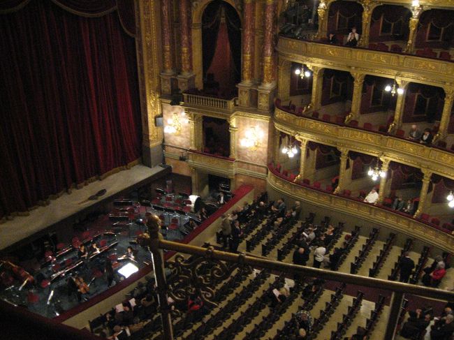 我々の席からの眺め。やっぱり舞台のこちら側は見切れていましたが、初オペラ観賞の我々には十分です。<br />周りには学校帰りにおそらく授業の一環で来たと思しき高校生の集団がいました（日本みたいに制服着用でした）。結構がやがやしてうるさかったのですが、一幕終了で帰ってくれました。
