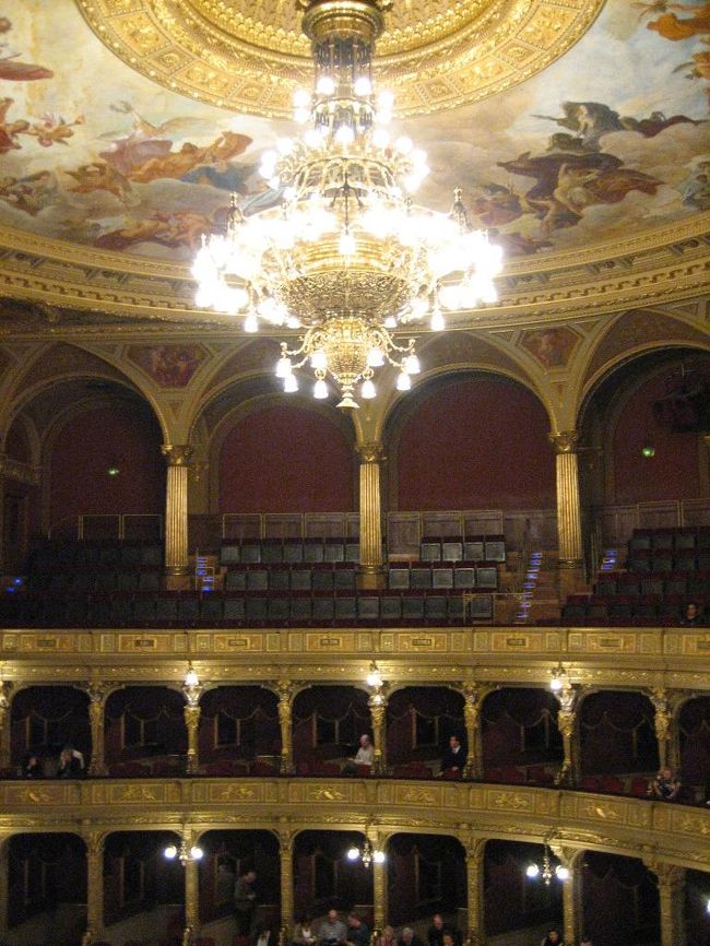 何の事前勉強もしていなかったのですが、内容はまあ理解できました。台詞はイタリア語で、字幕はハンガリー語だったので、正確には理解できませんでしたが。。。<br />これはまったく計画していなかったのですが、思いがけず楽しい経験だったので、今回の旅では可能な限り文化芸能に触れる旅にしようと決めました。