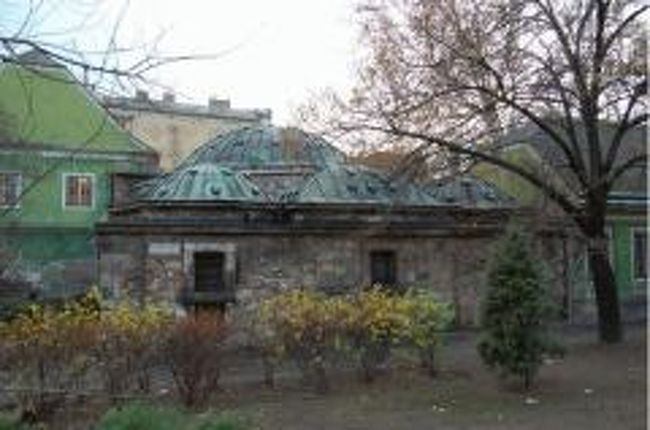 お腹が満たされたので、次は温泉！<br />と言う事で、キーライ温泉へ。<br /><br />マック前で路面電車に乗り、３つ目の駅で下車。<br />ここはトルコ風呂で、外観が少しモスク型・・中には大きな円形のお風呂がありました。<br />もとは医療施設だったそう・・。 <br /><br />私が行った日は、女性の日だったので水着も必要なく入浴できた。<br />ここの温泉の温度は３５度くらい・・<br />ちょっと日本人にはぬるいかな。。<br />でも、昨日からのいろんな出来事があった事など忘れるくらい気持ち良くて癒されました♪<br /><br />入浴後に本場のフットケアやオイルマッサージも受けられます。<br />閉館は18時です。