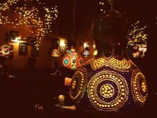 温泉帰りに大型電気店へ行き、ＳＤカードＧＥＴ！<br />やっと写真がいっぱい撮れます。。<br /><br />夕食を食べたレストランにあったおもしろい電気(^^)<br />これは、特大サイズのひょうたん！<br />中をくり抜いて、穴をあけた場所にカラービーズを入れてます。<br />素敵なインテリアでした。