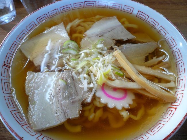 極太手打ちチャーシュー麺<br /><br />見た目はなつかしのラーメン<br /><br />ダシのとれた透明醤油スープ＆びっくりする程の極太ちぢれ麺<br /><br />お店の壁紙に沢山芸能人の色紙があるのも納得のお味です。