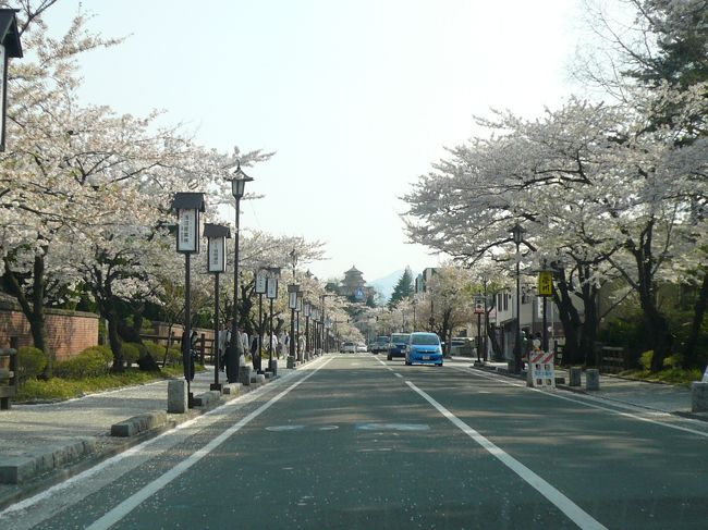 会津若松市にやって参りました。<br /><br />正面に見えてきたのは鶴ヶ城です。