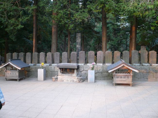 さざえ堂の近くに白虎隊のお墓があります。