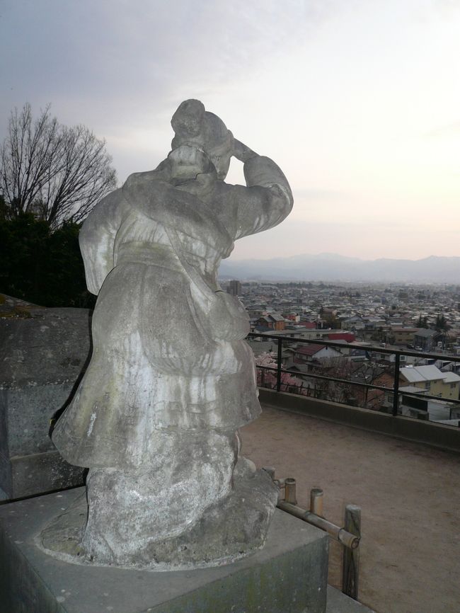 この先に鶴ヶ城があります。