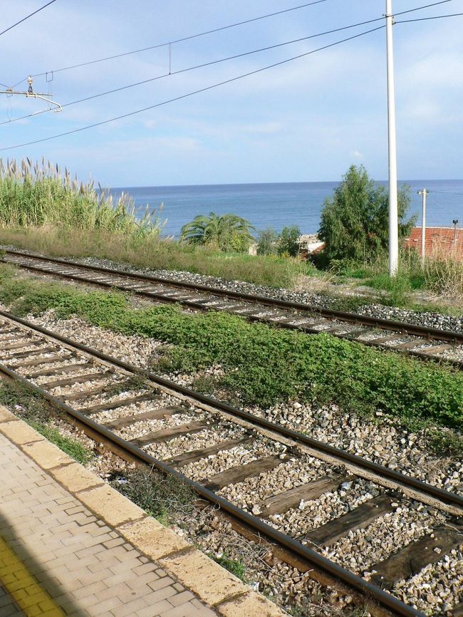 チェファルに向かう鉄道の光景。<br />