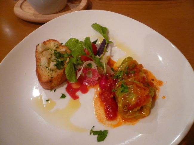 今日のディナーは「Restaurant Potager」<br /><br /><br />前菜<br /><br />野菜とカマンベールチーズのロールキャベツ＆たけのこのガーリックトースト