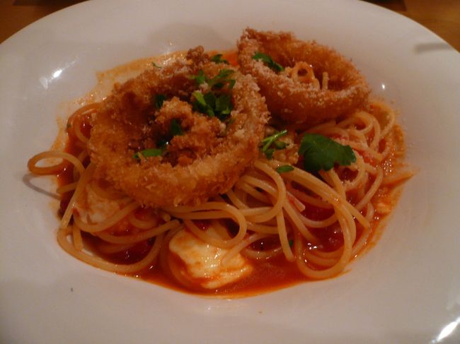 新玉ねぎのオニオンリングをのせたトマトソーススパゲッティ　モッツアレラチーズ入り