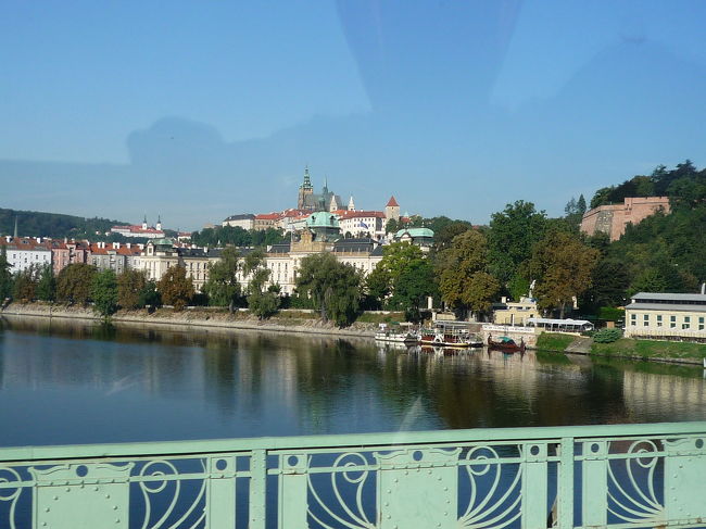 この日のプランは、午前中にプラハ城や旧市街を巡って、午後は自由行動でした。<br /><br />大きな自由時間にドキドキわくわく！！<br /><br />そして、目の前にはプラハ城！！