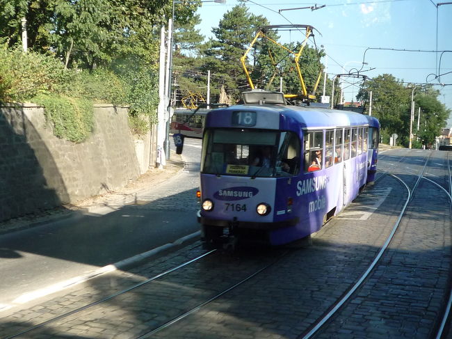 プラハ城に向かうまでの道にはトラムが走っていました！<br /><br />包装広告にはサムスン！！<br />ヨーロッパでは、日本企業より韓国企業が強いのであります。