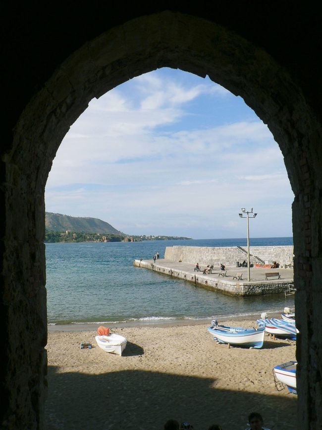 「ニュー・シネマ・パラダイス」のロケ地になったチェファルの海岸周辺の光景。