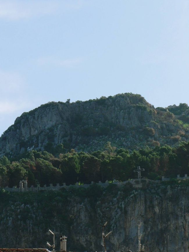 チェファルの海岸周辺の光景。
