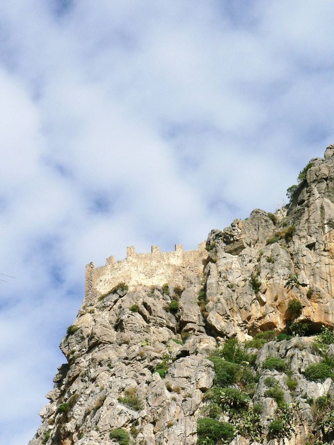 チェファルの高い絶壁になった岩と城壁の光景。