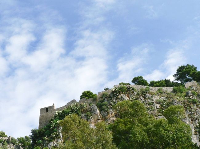 チェファルの高い絶壁になった岩と城壁の光景。