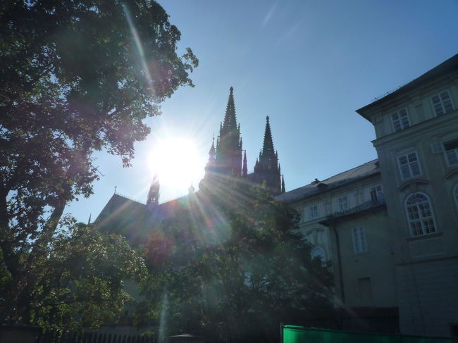 バスを降りて歩くことわずか…<br /><br />眩しすぎる朝日に照らされて、聖ヴィート教会が姿を現しました。