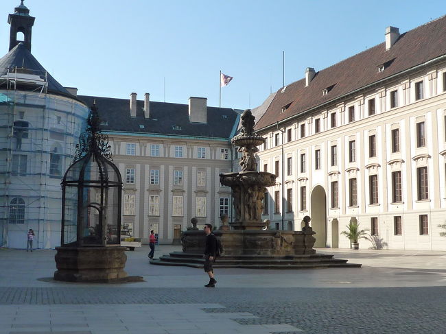 西門からプラハ城の敷地内を入ってすぐあった広場<br /><br />そういえば、2009年にオバマ米大統領はノーベル平和賞を取りましたが、そのきっかけとなったのは、ここで宣言した「核なき世界」についての演説でした！！<br /><br />