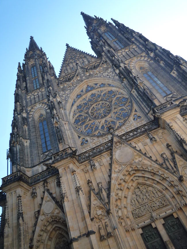 大聖堂は923年に創建された。<br />11世紀にロマネスク様式に改築され、1344年からの改築工事によりゴシック様式に変わりました。<br /><br />今ではかなり、ゴシック要素が強いですね。<br /><br />先頭と複雑な彫刻が特徴的です。