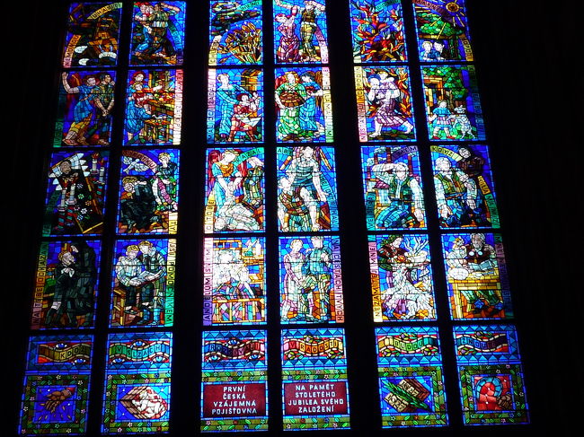 鮮やかなブルーのステンドグラス<br /><br />吸い込まれる〜！