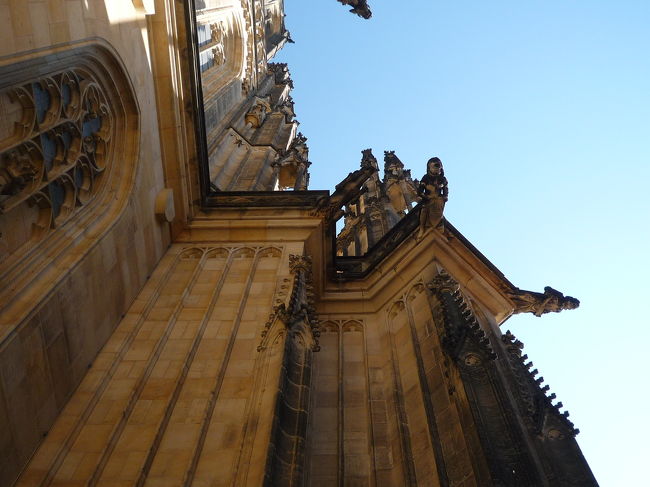 これは、魔よけのための彫刻。<br /><br />魔よけには魔物が一番効くんだって！