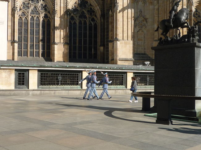 プラハ城の衛兵さん。<br />鮮やかなスカイブルーが制服って珍しい！！<br /><br /><br />（どうしても衛兵と言えばイギリスの赤い兵隊さんが思い浮かんでしまう。）