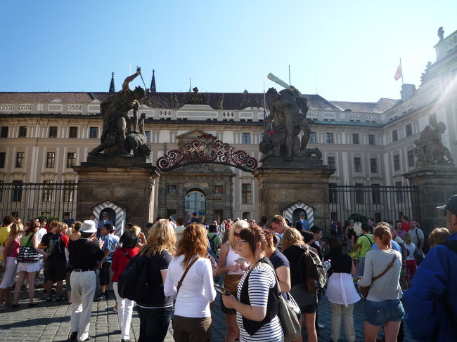 フラチャニ広場<br /><br />プラハ城の正門