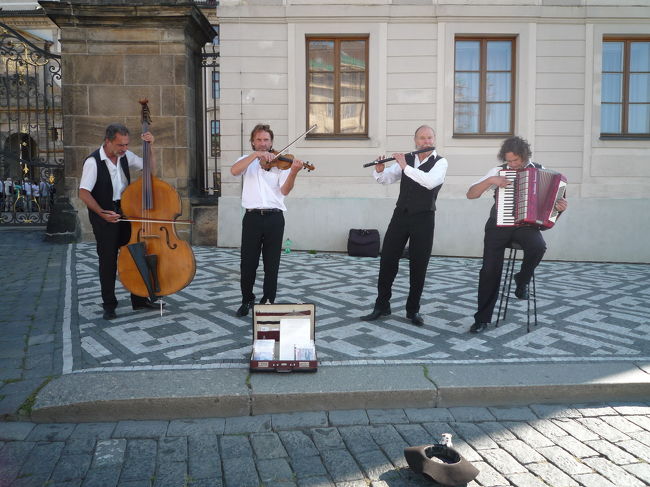 そのフラチャニ広場では、小さな音楽会が！<br /><br />中欧は街中で音楽をやる人が本当に多い！！<br /><br />とても癒されました！