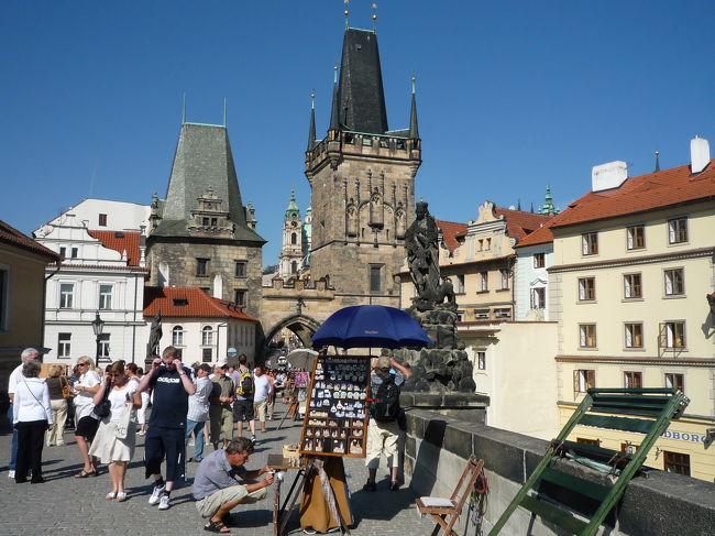 カレル橋にやってきました。<br /><br />600年間姿の変わらないプラハ最古の橋です。<br /><br />ヴルタヴァ川にかかり、橋の上では地元の人が絵を描いたり音楽を楽しんでいました。<br /><br />両端には塔があり、展望台まで上がれるらしい。