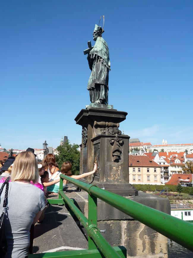 やたらと大人気の聖像さん。<br /><br />彼の名は聖ヤン・ネポムツキー。<br /><br />彼の足もとにある聖なる彫刻に触れると幸運が訪れると言われる。<br /><br />私も触りました。<br />本当に幸せな出来事が直後に起こったので本物ですな。