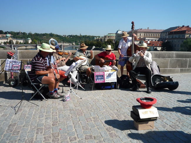 カレル橋の上でも音楽会。<br /><br />母国の音楽を愛しているのだなーと感じます。<br /><br />とても癒されました！
