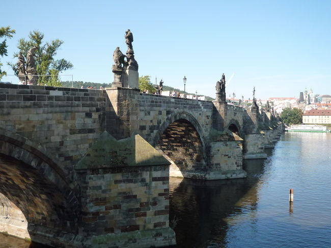 カレル橋には聖像が30体も並んでいる。