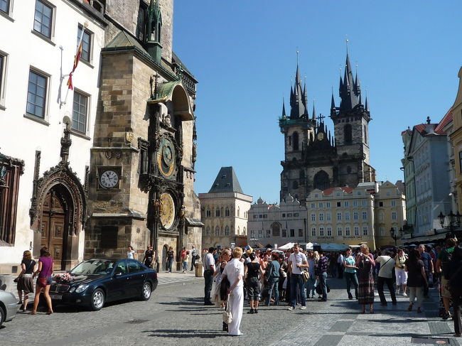 プラハといえば、この街並み！！<br /><br />ここは旧市街地広場。<br /><br />かの有名な天文時計は旧市庁舎のもの。<br /><br />実は、チェコやハンガリーに行こうと思ったのは「あいのり」を見てて印象的だったっていうのも理由の一つ。これが「あいのり」で紹介されていて見てみたいと思ってから、約三年。ようやく夢が叶いました！