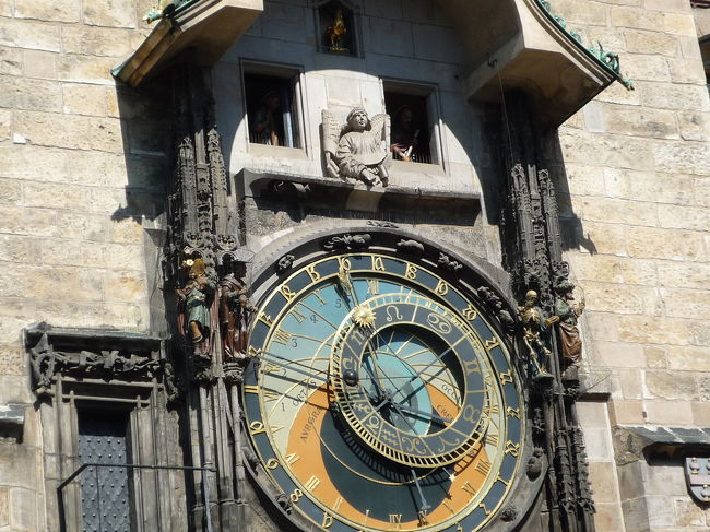 定刻になると、今でもからくりが動きます。<br /><br />正午丁度に12人の使徒たちが窓から姿をのぞかせました！