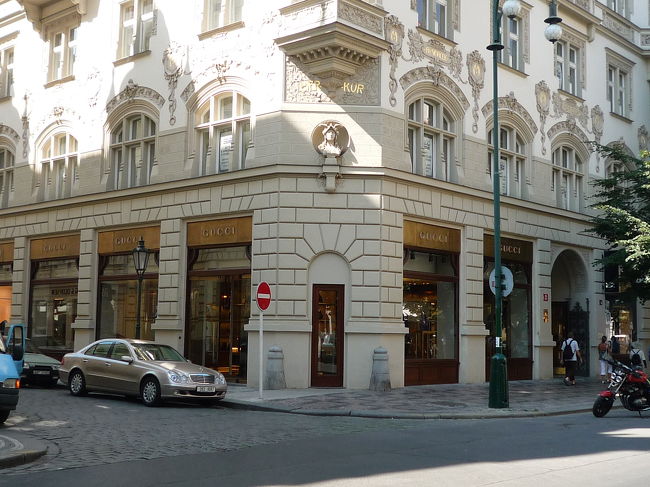プラハはパリに似た要素があります。<br />街並みにも統一感があり、ここはブランド街。<br /><br />GucciやDior、LouisVittonなどが軒を連ねていました。