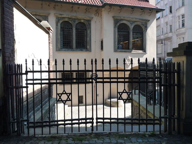 そして、ユダヤ教の象徴である★マーク。<br /><br />歩いているだけで神経がゾクゾクとしました。<br /><br />チェコはWW1、WW2どちらでも敗戦した国。<br />負の歴史を感じる場所でした。