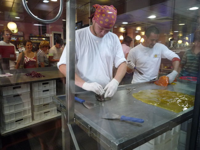 飴細工職人さん。<br /><br />金太郎飴（といったら風情がないが）をいただきました。