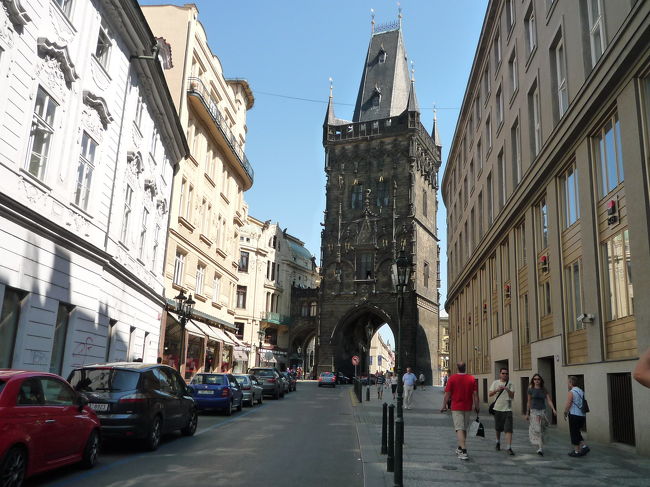 旧市街広場から少し南へ<br /><br />かつては旧市街地への入り口として建てられた塔ですが、<br /><br />1757年、ロシアとの戦いの際に火薬庫として使われたことから「火薬塔」と呼ばれている。