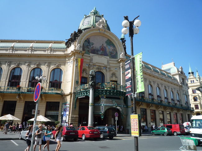 火薬塔の隣には、立派なアールヌーヴォー建築！<br /><br />これはプラハの市民会館です。<br /><br />中にはコンサートホールやカフェ、レストランがある。