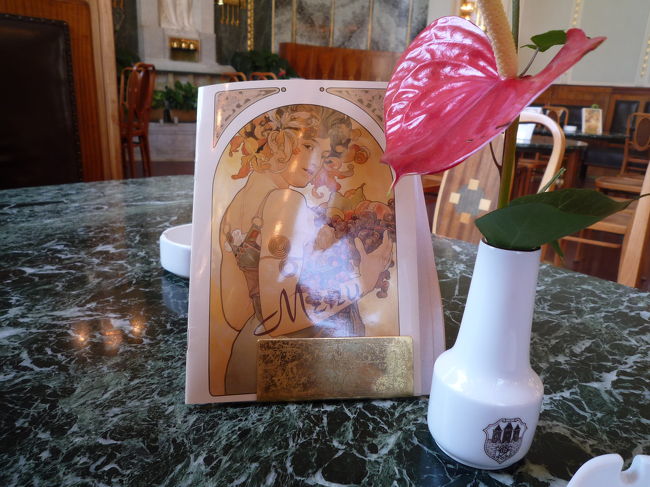 さっそく市民会館のなかのカフェへ。<br /><br /><br />MENUが、、、ミュシャ！！！<br /><br />さすがはチェコです。