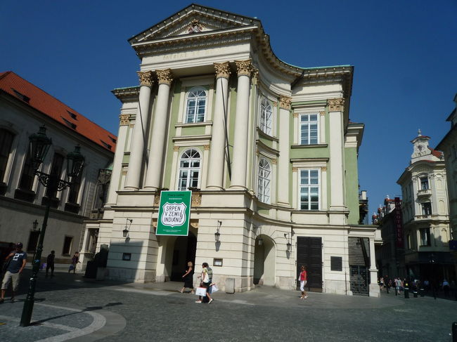 エステート劇場<br /><br />1787年にはモーツァルトが自らの指揮で「ドン・ジョヴァンニ」の初演がされた場所。<br /><br />映画『アマデウス』のオペラシーンはここで撮影されたらしい。<br /><br />このグリーン色の壁が好きです♪