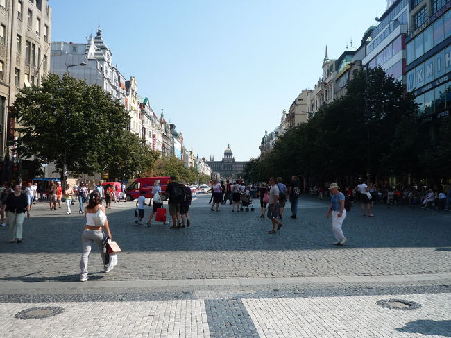 新市街地へ<br />こちらは、現代の流行発信スポットのようでした。<br />ショッピングセンターにはおなじみのZARAやH&amp;Mなどもあり、化粧品も充実していました。旧市街に比べると、地元の人たちが多かったです。<br /><br /><br />ちなみにここは、ヴァーツラフ広場。<br /><br />社会主義からの脱却を図って市民はここに集結し、「プラハの春」をもたらしたのです。<br />チェコの歴史を語るには外せないスポット。