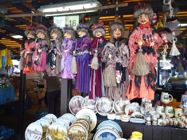 市場もたくさんありました。<br /><br />魔よけのための魔女もたくさん売られています。<br /><br />お土産には、、、ちょっといらないです笑