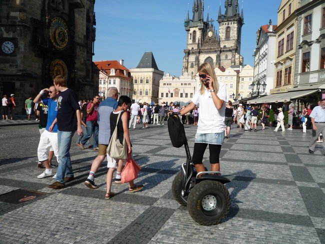 旧市街広場でSEGWAYに乗りながらケータイを片手に会話するおねーさん。現代っ子。