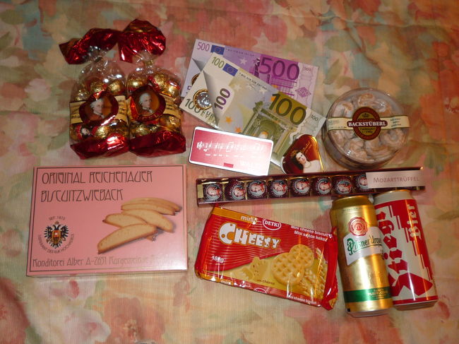 おみやげ<br /><br />モーツァルトクーゲルは、絶対にスーパーで買うべき！！<br /><br />ビールもスーパー、コンビニでゲット！<br /><br />右上のウィーン皇室御用達クッキーは大好評でした！