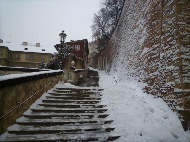 プラハ城へ続く長い階段。<br />しんどい…。