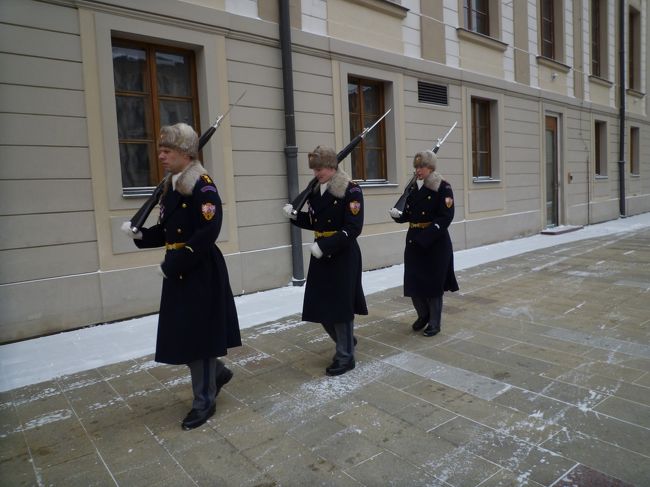 プラハ城前に衛兵さんが歩いてました。<br />寒い中ご苦労様です。